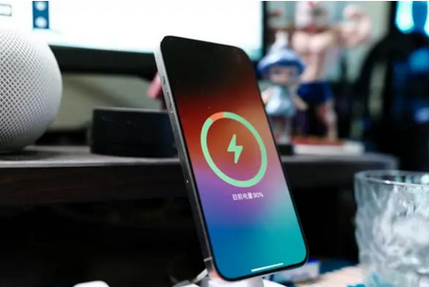 东湖苹果15换屏服务分享用什么充电器给iPhone15充电更好 